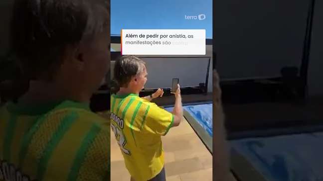 Usando tornozeleira, Bolsonaro acompanha ato por videochamada #shorts
