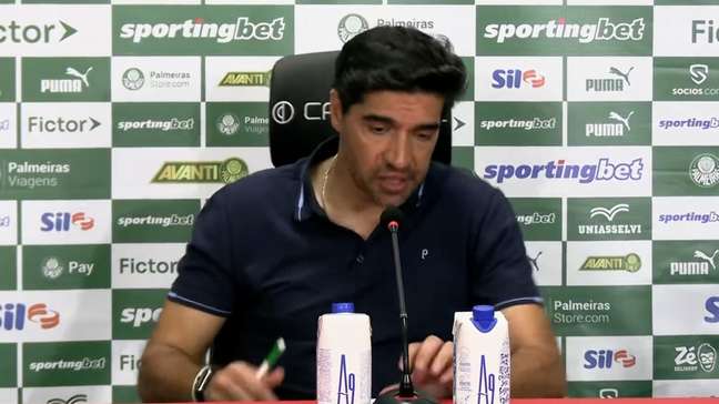 Abel dá resposta atravessada a repórter e deixa coletiva do Palmeiras