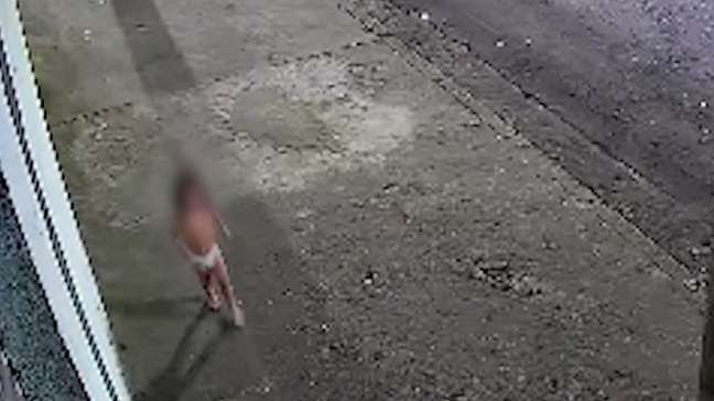 Criança de 3 anos é flagrada andando sozinha na rua após mãe ir a baile funk em SP; mulher foi presa