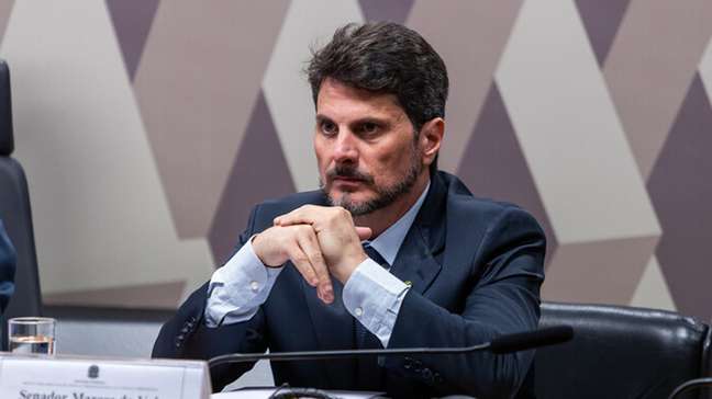 Marcos do Val desembarca no Brasil e coloca tornozeleira eletrônica