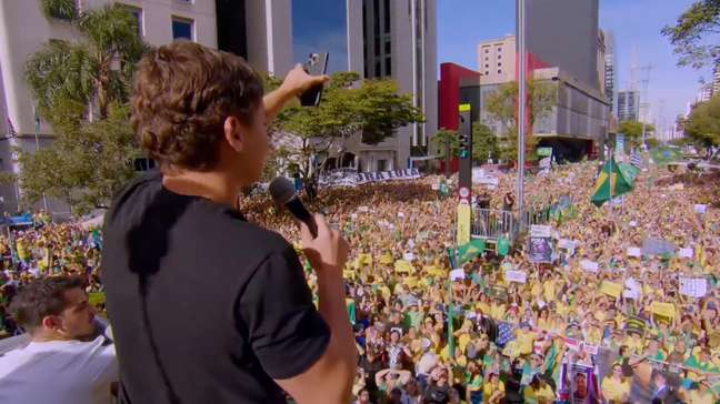 Nikolas Ferreira liga para Bolsonaro, ironiza calvície de Moraes e pede coro contra Globo em ato na Avenida Paulista