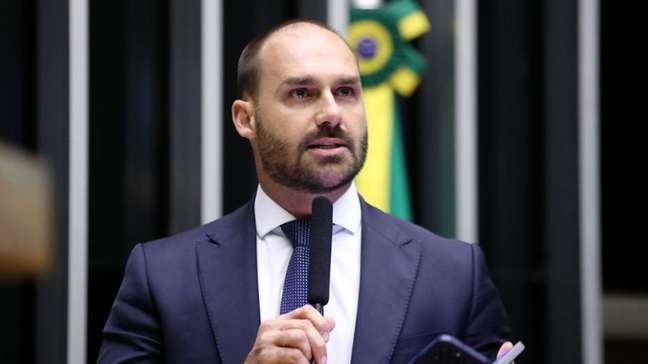 Nos EUA, Eduardo Bolsonaro volta a receber salário de deputado federal em julho