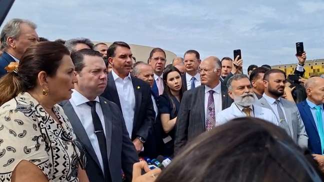 Após prisão domiciliar do pai, Flávio Bolsonaro pede impeachment de Moraes e sugere 'pacote de paz'