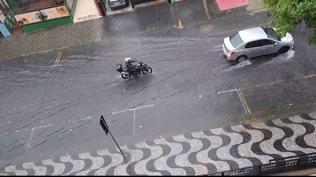 Fortes chuvas atingem Baixada Santista (SP) e causam transtornos