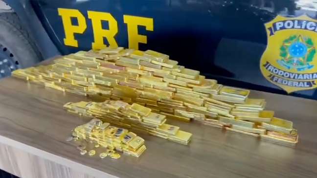 Veja o momento em que a PRF encontra mais de 100 kg de ouro escondidos em caminhonete em Roraima