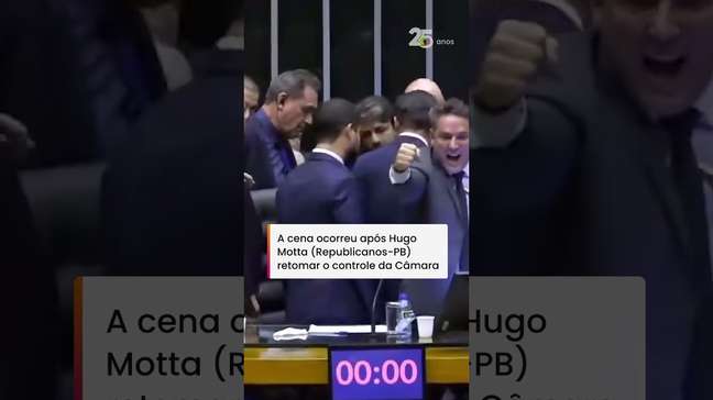 Nikolas Ferreiras leva tombo na Câmara e reclama de deputada do PT: 'Imagina se é o contrário?'