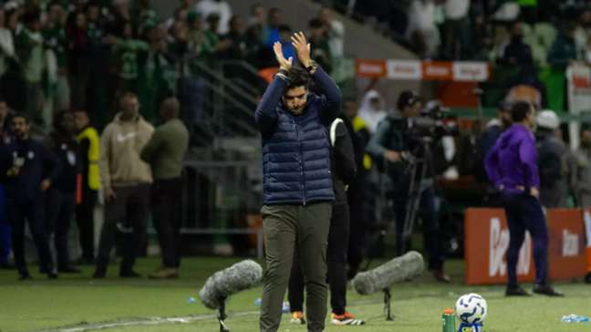 Abel Ferreira é vaiado pela torcida do Palmeiras após eliminação e aplaude xingamentos