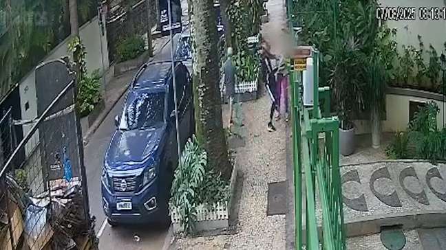  Mulher tenta resistir a assalto, cai no chão e criminosos fogem com bolsa