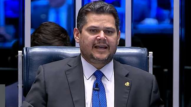 Senado aprova isenção de IR para quem ganha até dois salários mínimos após plenário ser desocupado
