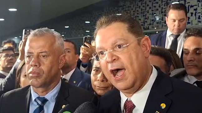 Sóstenes diz que Câmara vai pautar anistia e fim do foro privilegiado após acordo com Motta