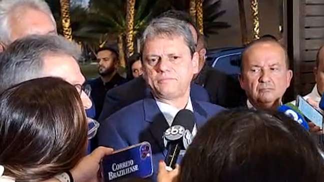 Após visita, Tarcísio diz que Bolsonaro está 'sereno' e fala em resposta ao tarifaço de Trump