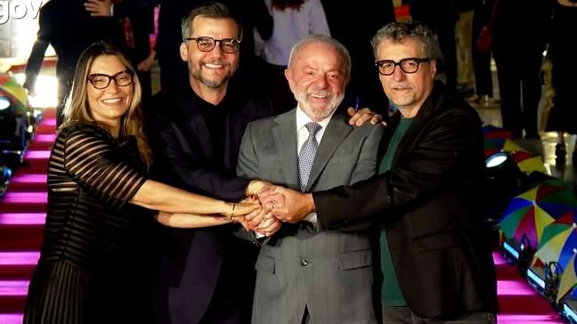 Lula defende igualdade do Brasil no mundo durante encontro com equipe do filme 'O Agente Secreto'