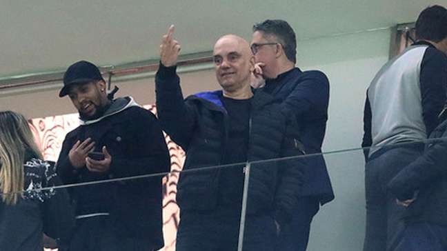 Jornal demite fotógrafo que registrou gesto obsceno de Moraes em jogo do Corinthians