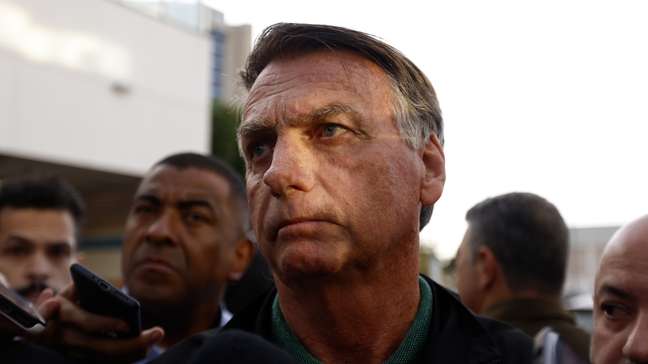 Em prisão domiciliar, Bolsonaro tem crises de soluço, mudanças de humor e visita sem celular
