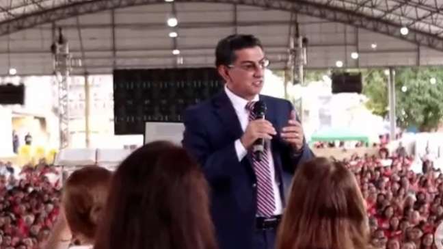 Pastor sugere que jovens ‘casem com morenas’ porque 'brancas são caras' durante pregação