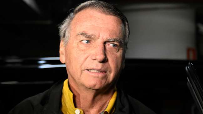 STF autoriza que Bolsonaro deixe prisão domiciliar para fazer exames após refluxo e soluços