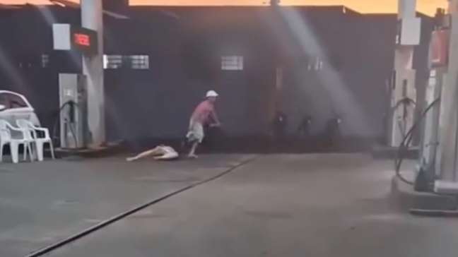Homem é preso por agredir companheira e arrastá-la pelos cabelos em posto de combustíveis