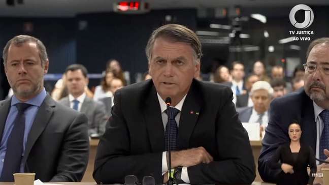 Bolsonaro pede absolvição ao STF e nega participação em trama golpista