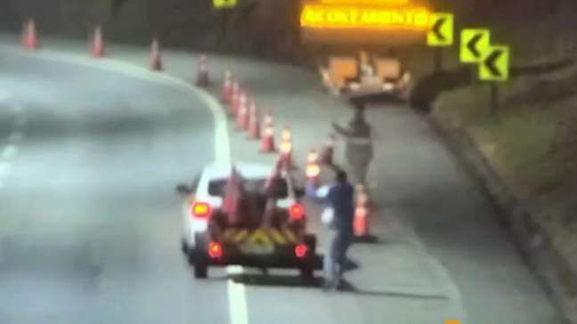 Homem é preso por furtar 35 cones de sinalização na rodovia dos Tamoios