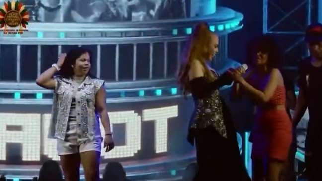 Joelma arranca microfone de fã à força após ser criticada em show