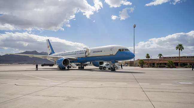 Pouso de avião da Força Aérea dos EUA em SP foi autorizado pelo Ministério da Defesa, diz aeroporto
