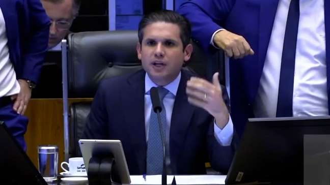 Câmara aprova urgência para punir parlamentares que bloquearem trabalhos