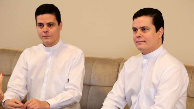 Padres gêmeos revelam diagnóstico de autismo e caminho da fé: 'Não conhecia meu verdadeiro eu'
