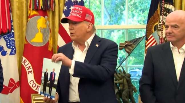 Trump anuncia data de sorteio da Copa e exibe foto com Putin: ‘Acredito que ele virá’