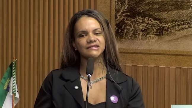 Vítima de 61 socos em elevador, Juliana Soares é homenageada com comenda Maria da Penha