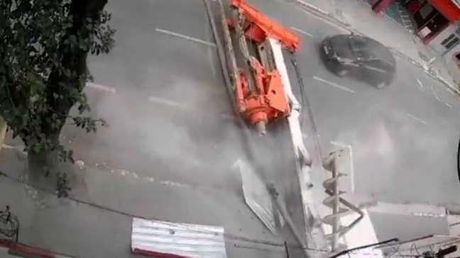 Máquina de obra cai em rua e quase atinge carro no centro de São Paulo