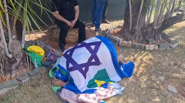 Apoiadora de Bolsonaro faz 'plantão' de oração ajoelhada em frente ao condomínio do ex-presidente