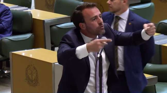 Deputado do PL bate boca com colegas e sessão da Alesp é interrompida: ‘Não respeito você’