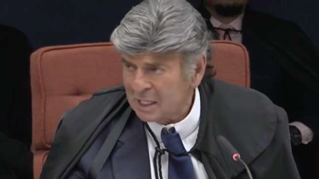 Fux diz que não é razoável ‘equiparar palavras a atos efetivos’ e usa ‘ataque com faca’ como exemplo