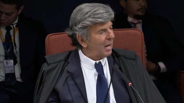 Não há provas que Bolsonaro e demais réus ordenaram destruição causada no 8 de janeiro, diz Fux