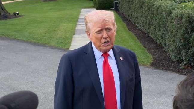 ‘É muito parecido com o que tentaram fazer comigo’, diz Trump sobre condenação de Bolsonaro