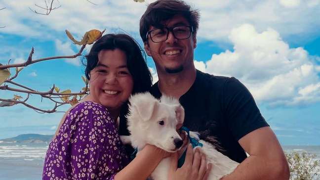 The couple of deaf adopts and teaches pounds to the dog who does not listen to too