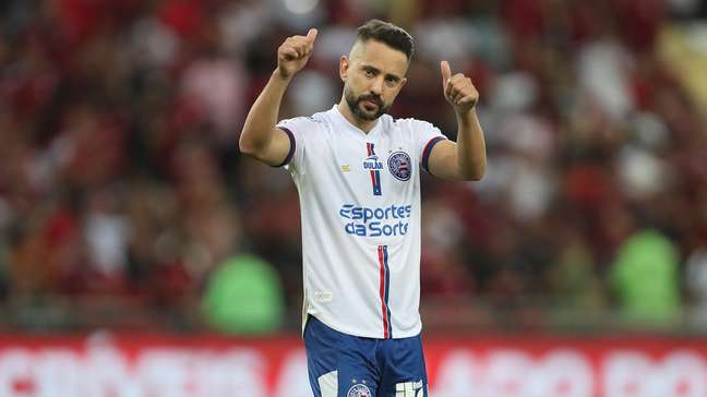 Everton Ribeiro revela câncer de tireoide e cirurgia: 'Vamos vencer essa batalha'