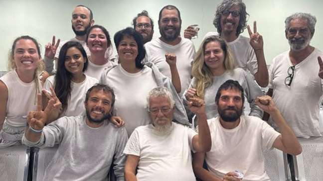 Brasileiros detidos por Israel após participarem de flotilha rumo a Gaza são libertados
