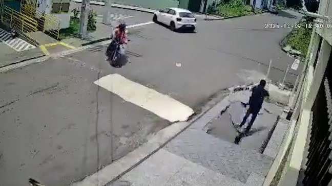 Homem é 'engolido' por buraco enquanto caminhava em calçada em Manaus