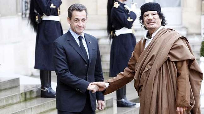 Sarkozy começa a cumprir pena em Paris e se torna o primeiro ex-presidente francês preso