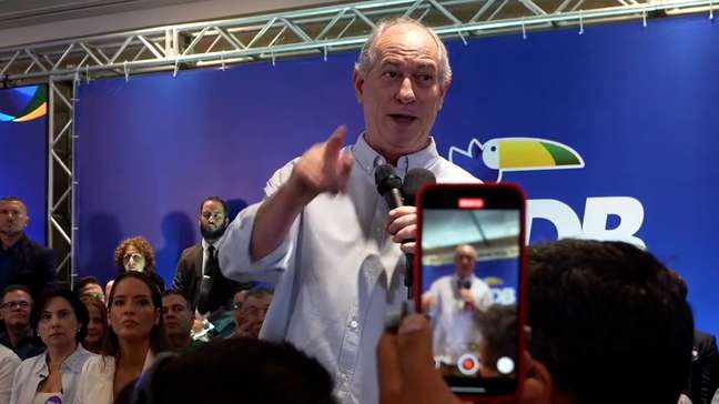 Ciro Gomes provoca Lula e PT em filiação ao PSDB e questiona: 'aqui não tem ladrão, e lá?'