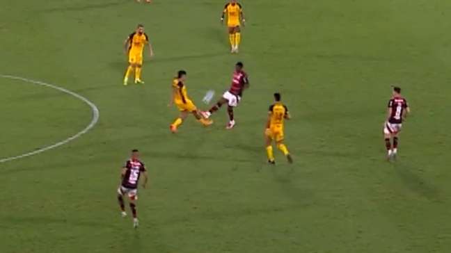 Critérios diferentes? Veja conversa do VAR em expulsão de volante do Flamengo