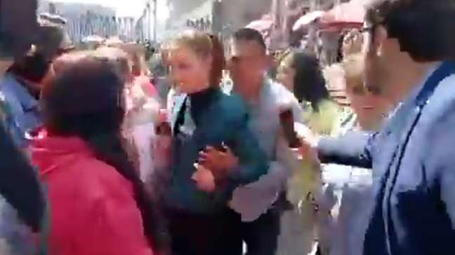 Presidente do México sofre assédio sexual enquanto cumprimentava apoiadores na rua