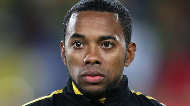 Justiça reduz pena de Robinho após ele estudar e ler livros na prisão