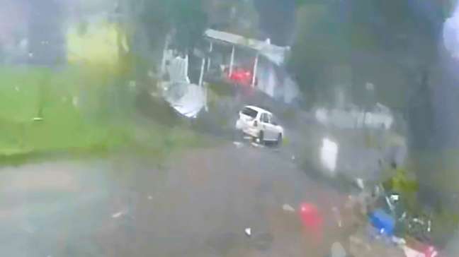 Vídeo mostra momento em que casa é ‘arrancada’ por tornado em município de Santa Catarina