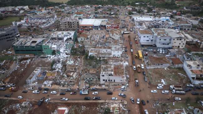 Governo do Paraná vai pagar auxílio de até R$ 50 mil a famílias atingidas por tornado no estado