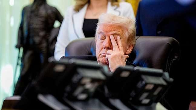 Trump é flagrado de olhos fechados em evento na Casa Branca e imagem viraliza