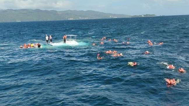 Barco com turistas de cruzeiro afunda no Caribe e deixa dezenas à deriva