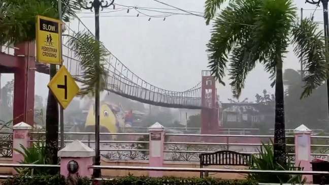 Ponte se contorce durante passagem de tufão nas Filipinas