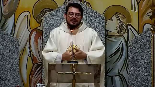 Padre leiloa cueca durante festejo religioso no Tocantins e peça é arrematada por R$ 3 mil